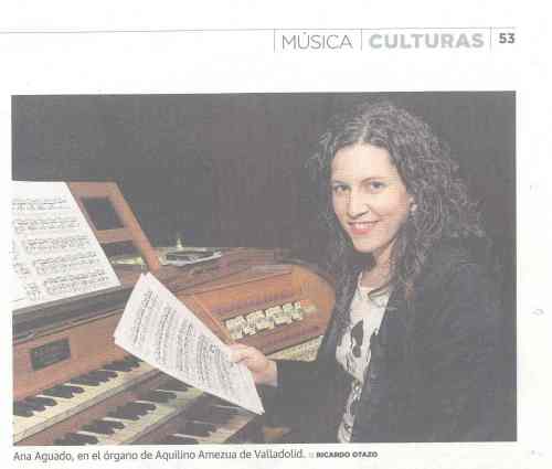 Ana Aguado en el órgano Amezua de la Catedral de Valladolid (foto Ricardo Otazo)
